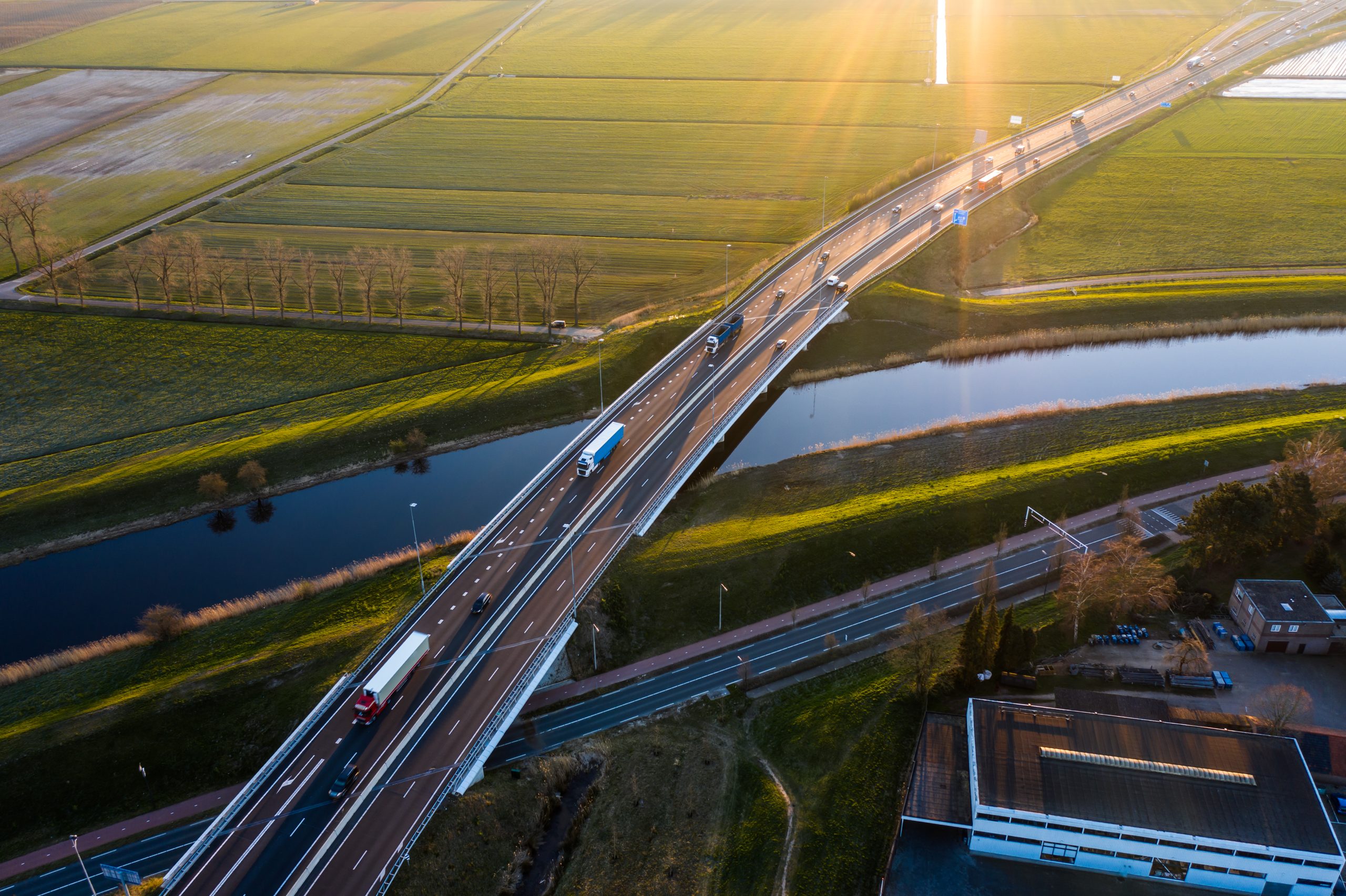 Snelweg met vrachtwagens